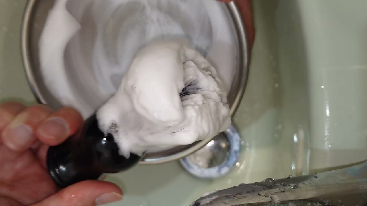 3~1 測試起泡 (補充用軟質刮鬍皂-菸草與月桂葉) (攝影機視角)