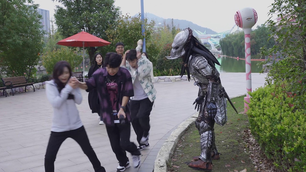 【296】万圣节cos铁血战士 把妹子吓得叫妈妈.Funny Halloween Predator pranks in China.