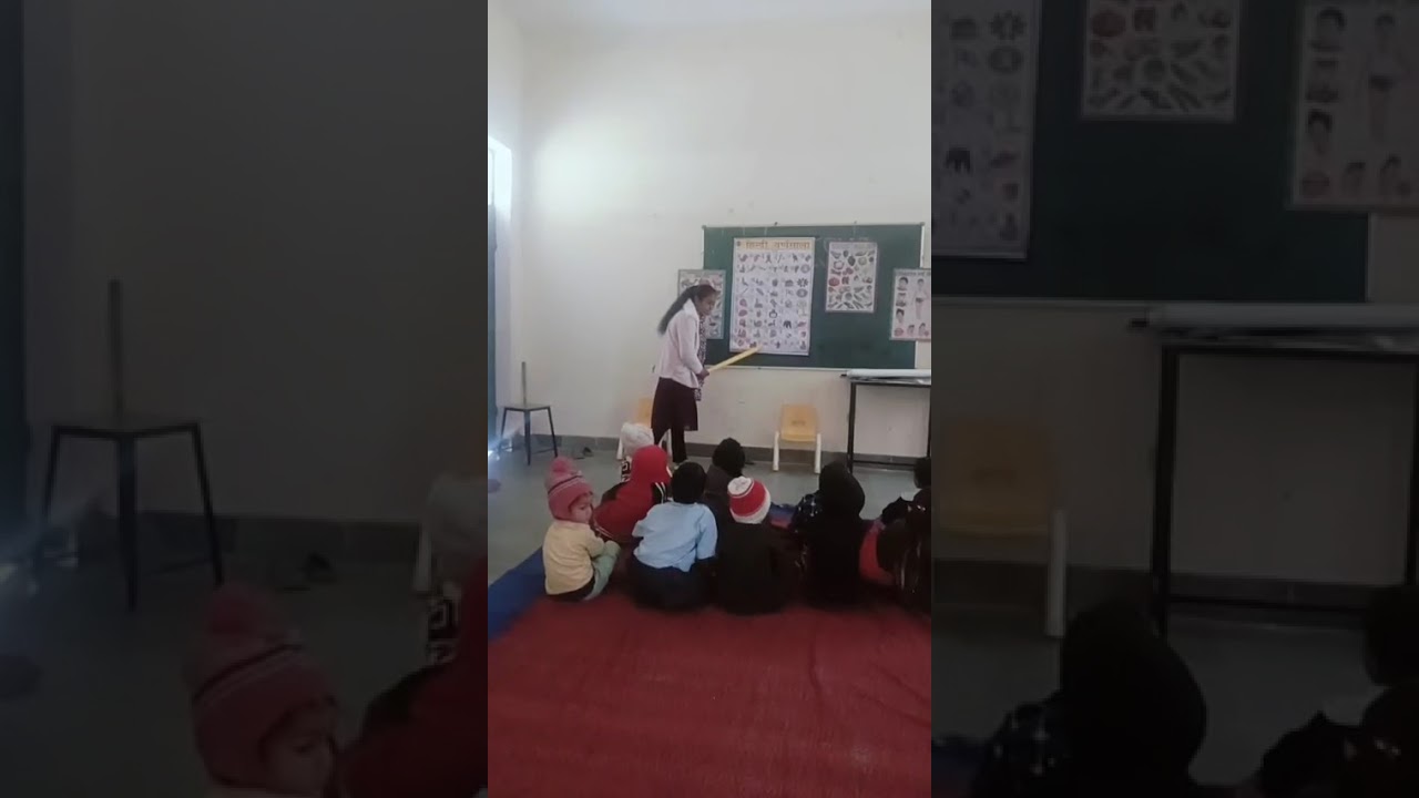 बाल वाटिका वाले बच्चों को हिंदी वर्ण माला बुलाते हुए ☺️