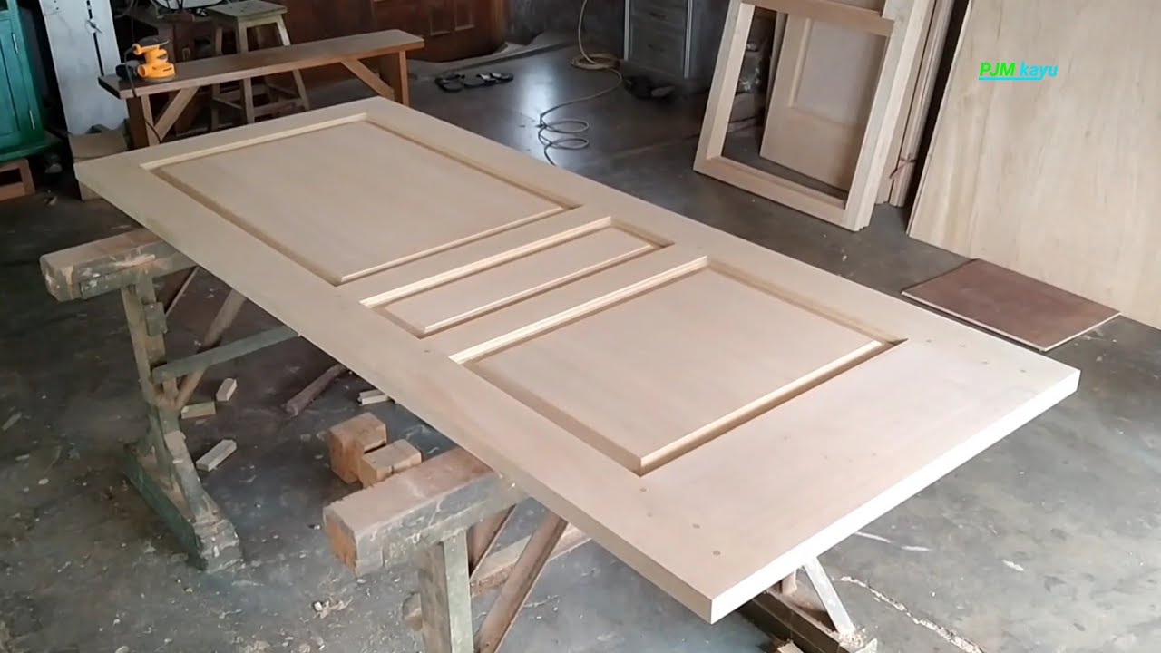 membuat pintu model klasik modern. tukang kayu.