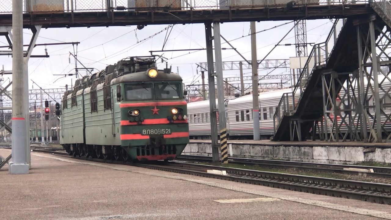 «Зелёнка» ВЛ80с-1521 резервом останавливается на станции Зелёный Дол
