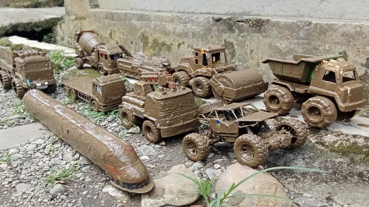 Membersihkan mainan mobil mobilan,mobil balap,mobil damkar, mobil monster,mainan anomali, tank baja.