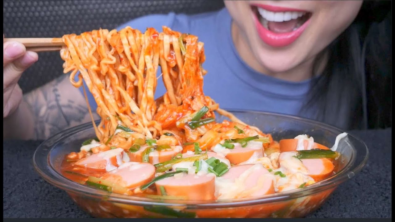 CHEESY SPICY NOODLES WITH SAUSAGE AND KIMCHI (ASMR EATING SOUNDS) NO TALKING | SAS-ASMR