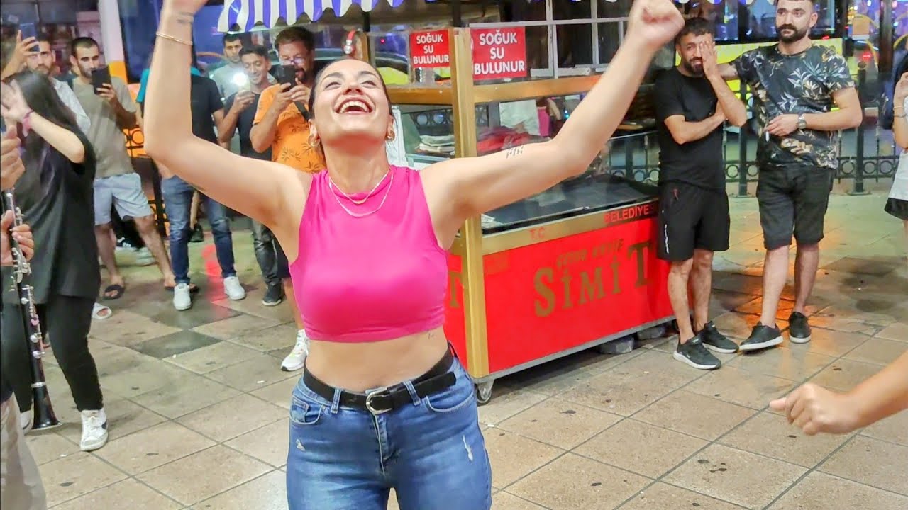 Hızını Alamayan Ablalar Delicesine Dans Ettiler