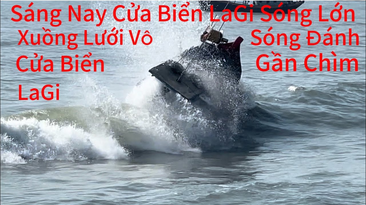 Sáng Nay xuồng Lưới Vô cửa Biển LaGi-Bấc Chợt Sóng Lớn Nổi Lên Đánh Xuồng Lưới Gần Chìm.