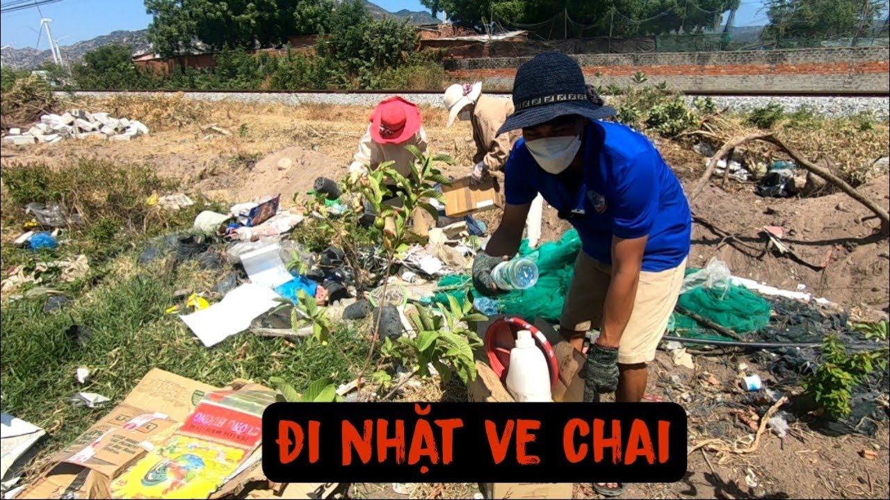 ĐI LƯỢM VE CHAI B&Aacute;N LẤY TIỀN MUA THỨC ĂN BỒI DƯỠNG CHO C&Aacute;C B&Eacute; C&Uacute;N