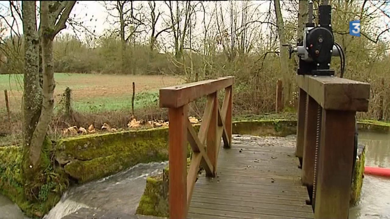 Un vieux moulin qui produit de l'électricité