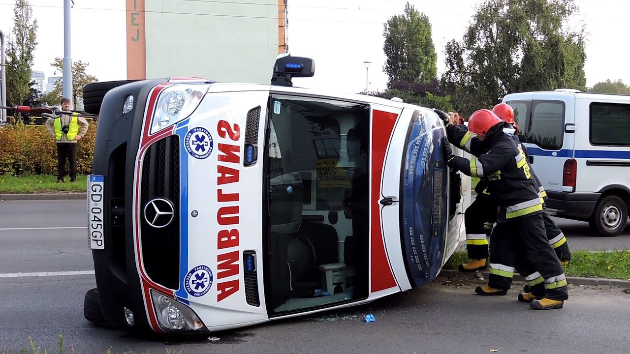 Karetka na sygnale zderzyła się z Matizem. Wypadek karetki S5 jadącej alarmowo w Gdańsku