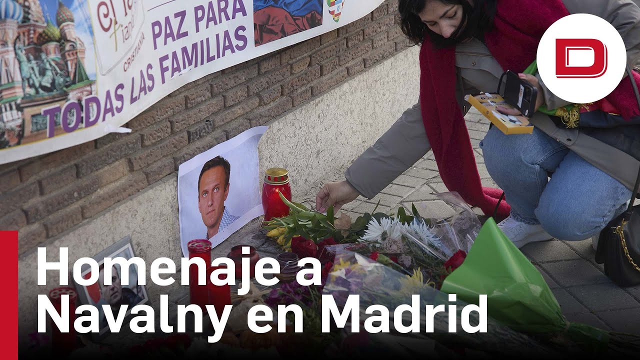 Flores y l&aacute;grimas en el homenaje al opositor ruso Navalni frente a la embajada de Rusia en Madrid