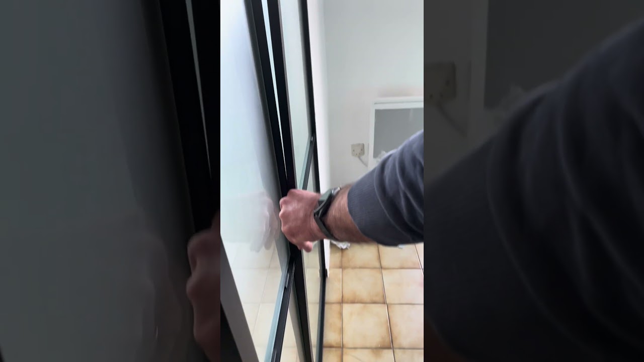 Pose des parcloses d'une verri&egrave;re