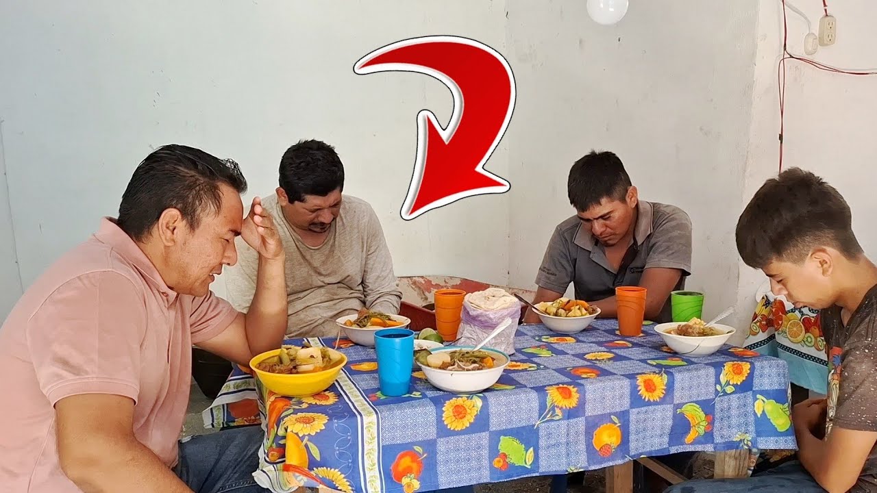 Qué familia tan agradecida con PABLO🤩Lo recibieron con RICO caldo de res al verlo llegar.