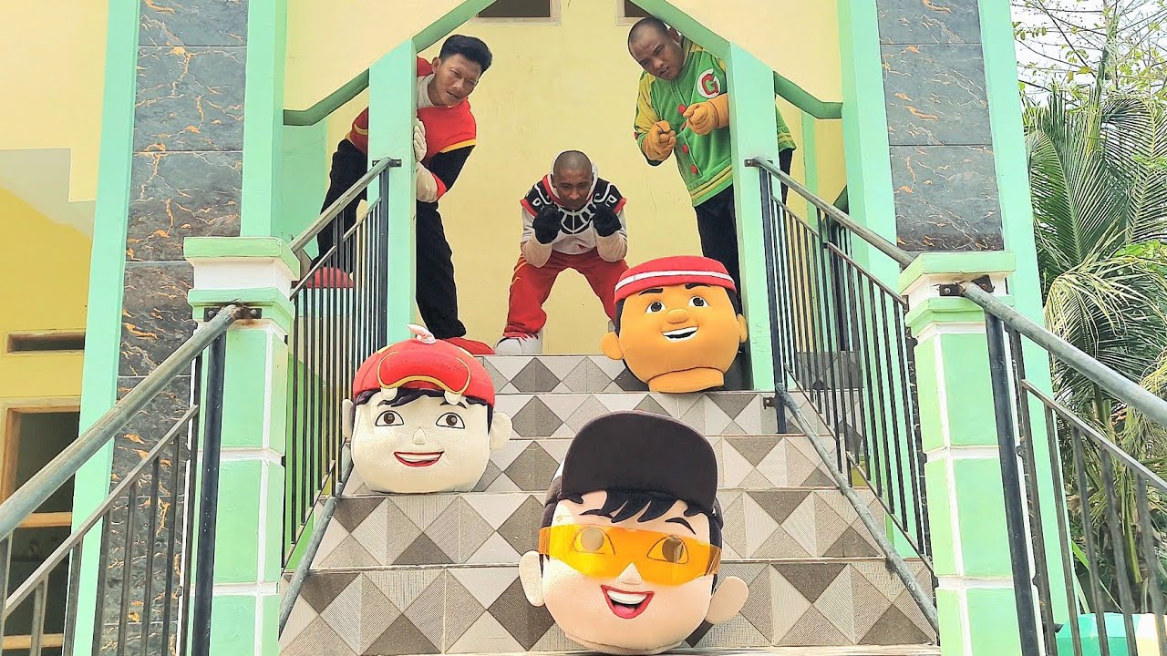 BADUT BOBOIBOY NEMU KEPALA KOSTUM TERCECER DI TANGGA