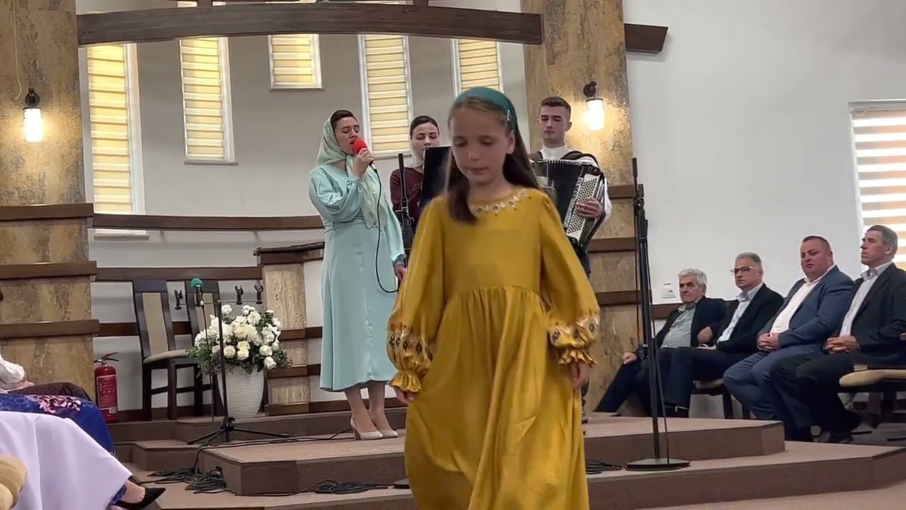O mamă ce-a crescut copii.Diana,Daniela și Andrei Rusu.