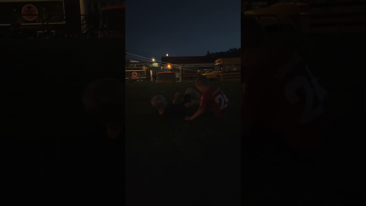 Sl&aring;s kamp Jeppe og Liam