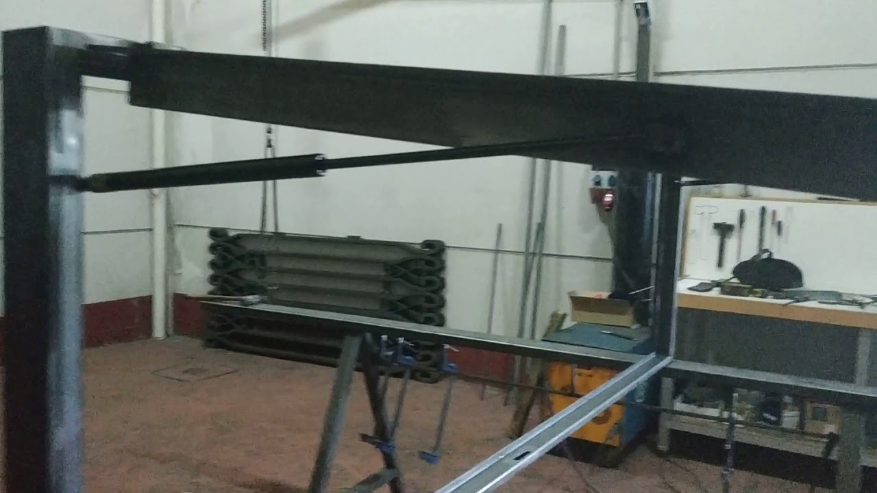 Ventana de hierro con apertura hidráulica