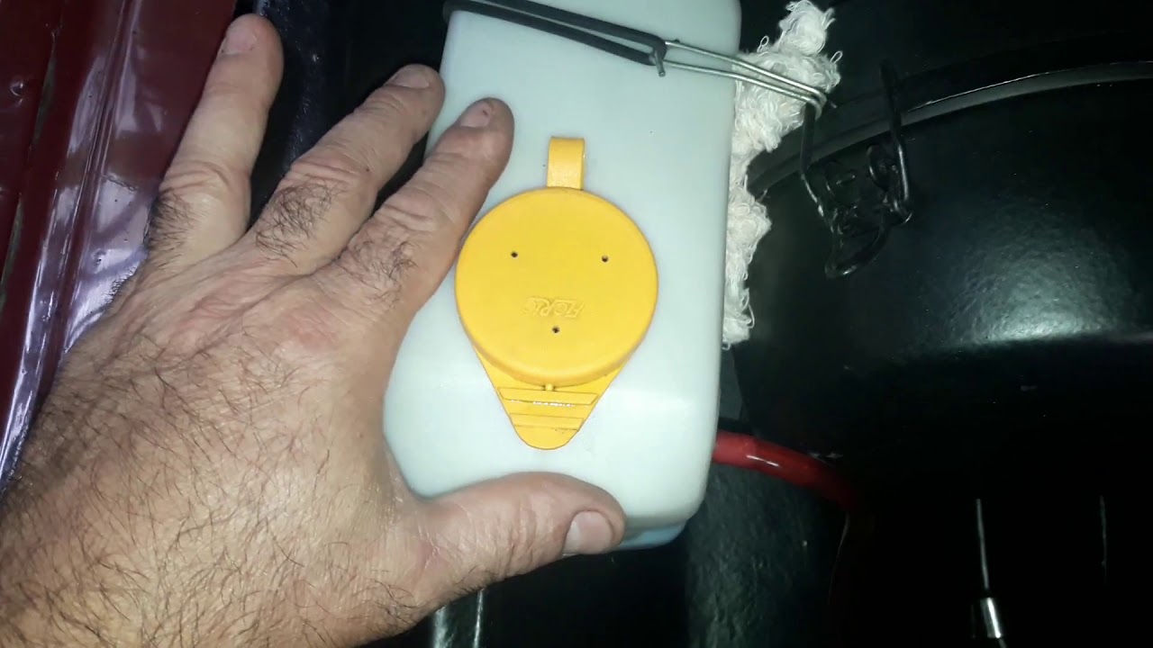 Adaptación de depósito auxiliar de agua de radiador.
