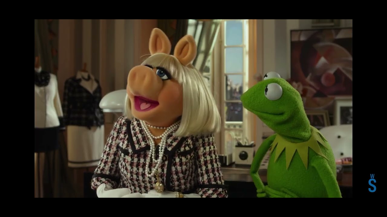 The Muppets (2011) Miss Piggy needs to talk with Kermit the Frog