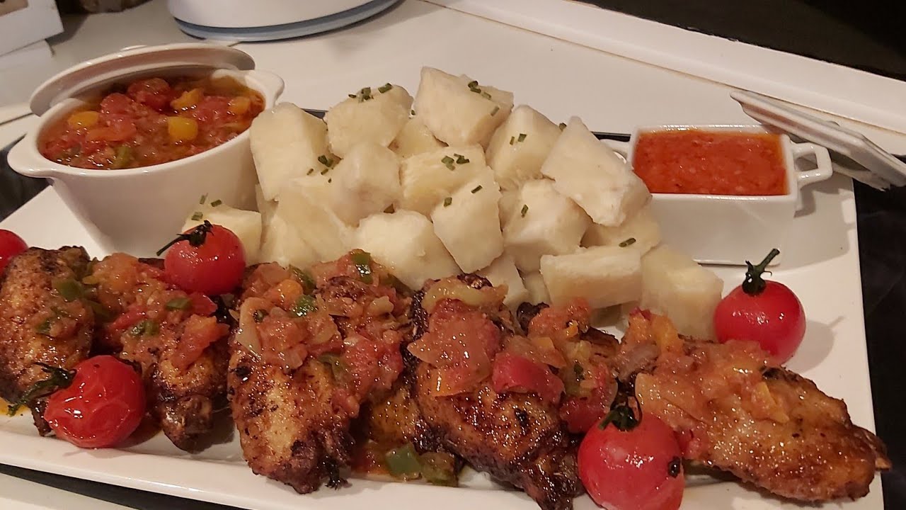 ails de poulets accompagn&eacute;s d'igname