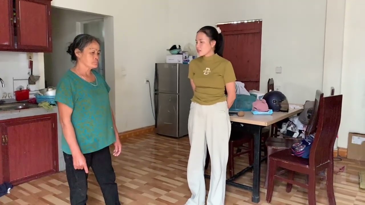 Sao mẹ cháu giám.nhâm đòi sang lấy hết tiền vịt không cho mụ quế làm ăn với cô cháu mụ Phượng 