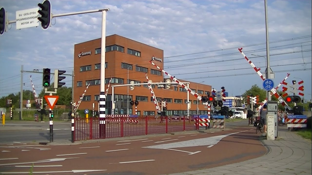 Spoorwegovergang Middelburg // Dutch railroad crossing