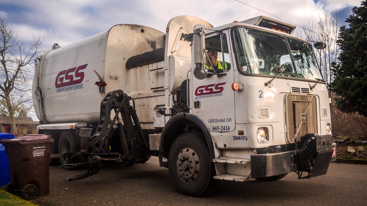 Volvo WX64 - McNeilus AutoReach Garbage Truck