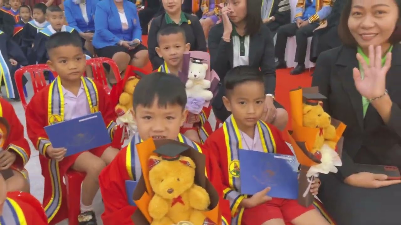 รับประกาศนียบัตร จบอนุบาล ณ หอประชุมประชาวาริน น้อน ๆ เก่งมากเลย