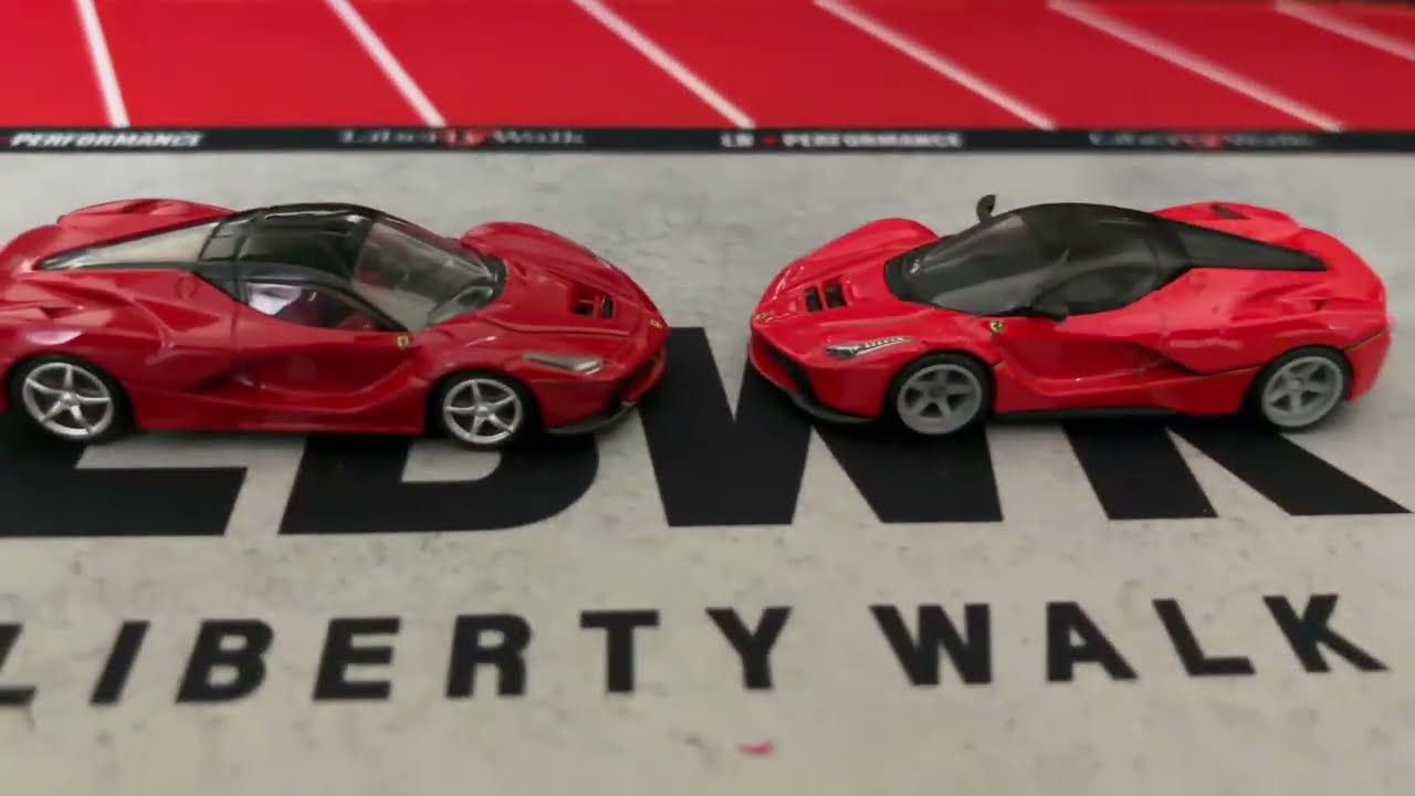 Hot Wheels Laferrari против Tomica Laferrari