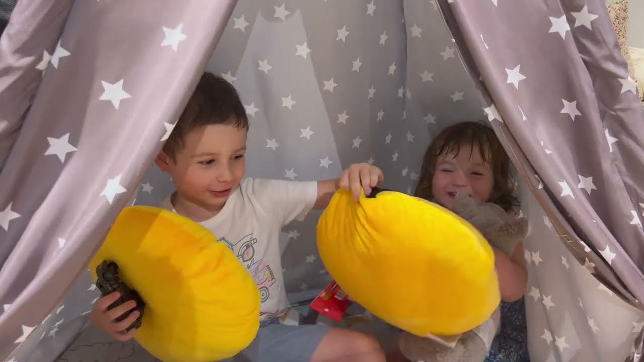 🛏️ Наташа заснула в ліжку в магазині JYSK 😄