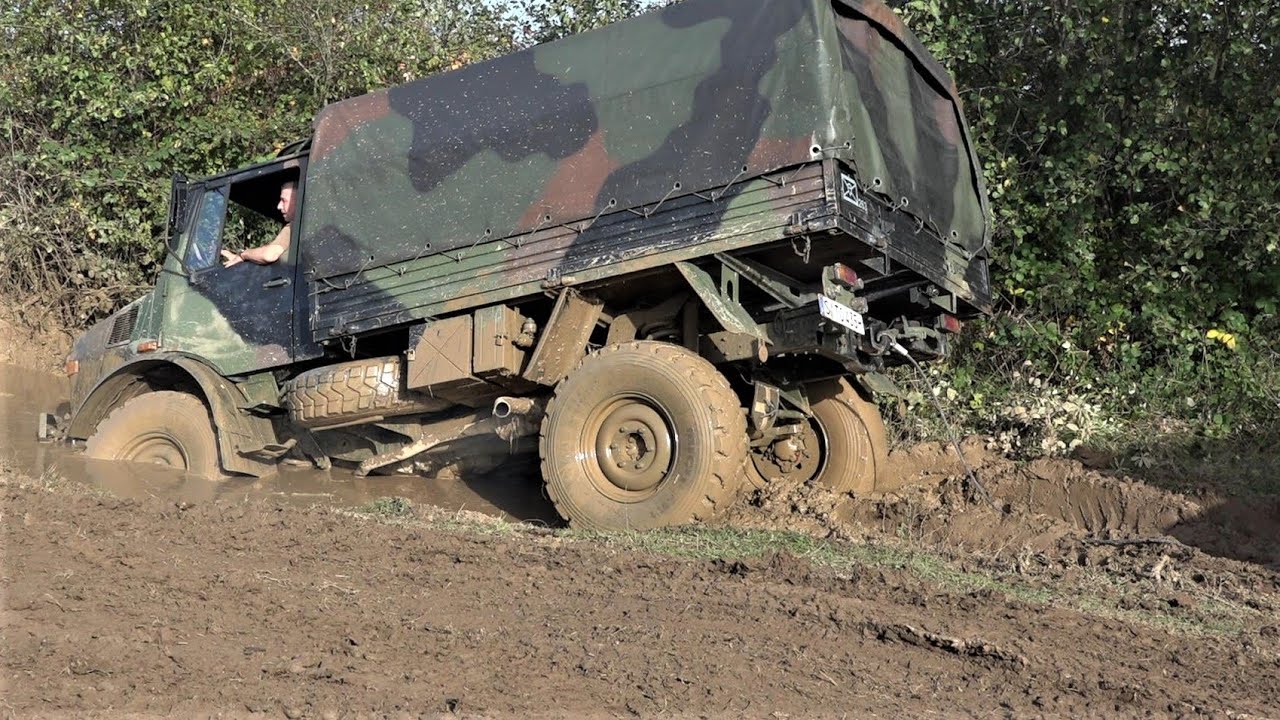 Bundeswehr Mercedes 4x4 liegt im Schlammloch- Schmidtenhöhe 28.10.2022