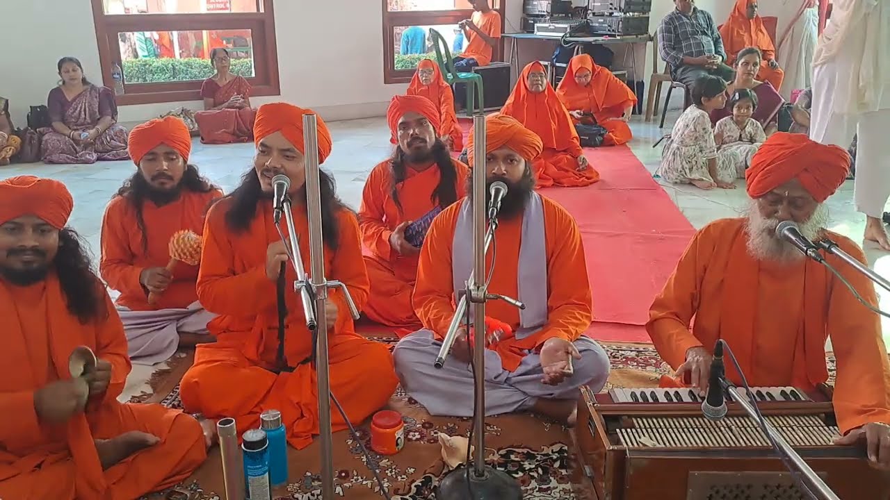 মধুর ভাবে বাবা নাম কেবলম কীর্তন পরিবেশন করছেন দাদা ভবপ্রকাশানন্দ অবধূত 