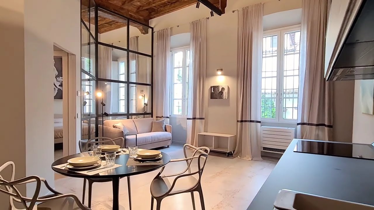 HOMETOUR: Eleganza settecentesca e design unico nel Centro Storico di Pavia, via Cavallotti.