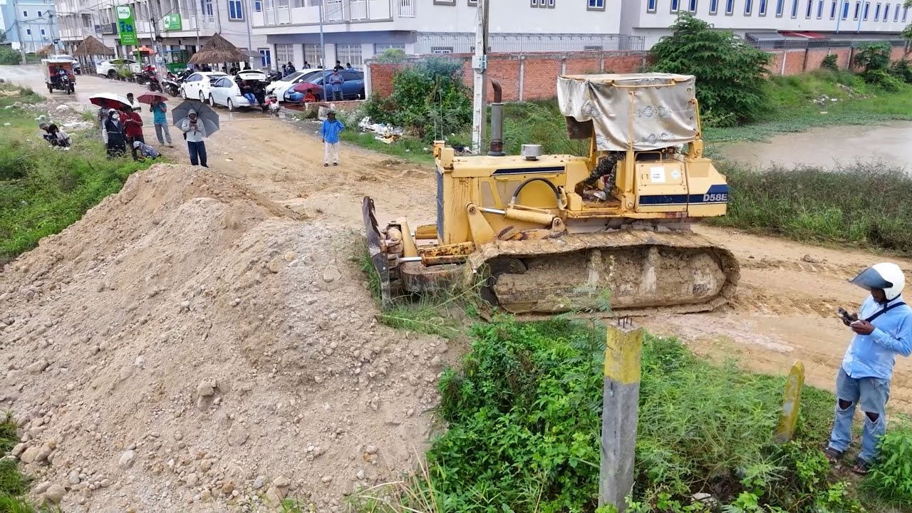 Just New Project!! Skilled Using KOMAT’SU D58E Dozer and 6-Wheel Dump Trucks Filling Flooded Land