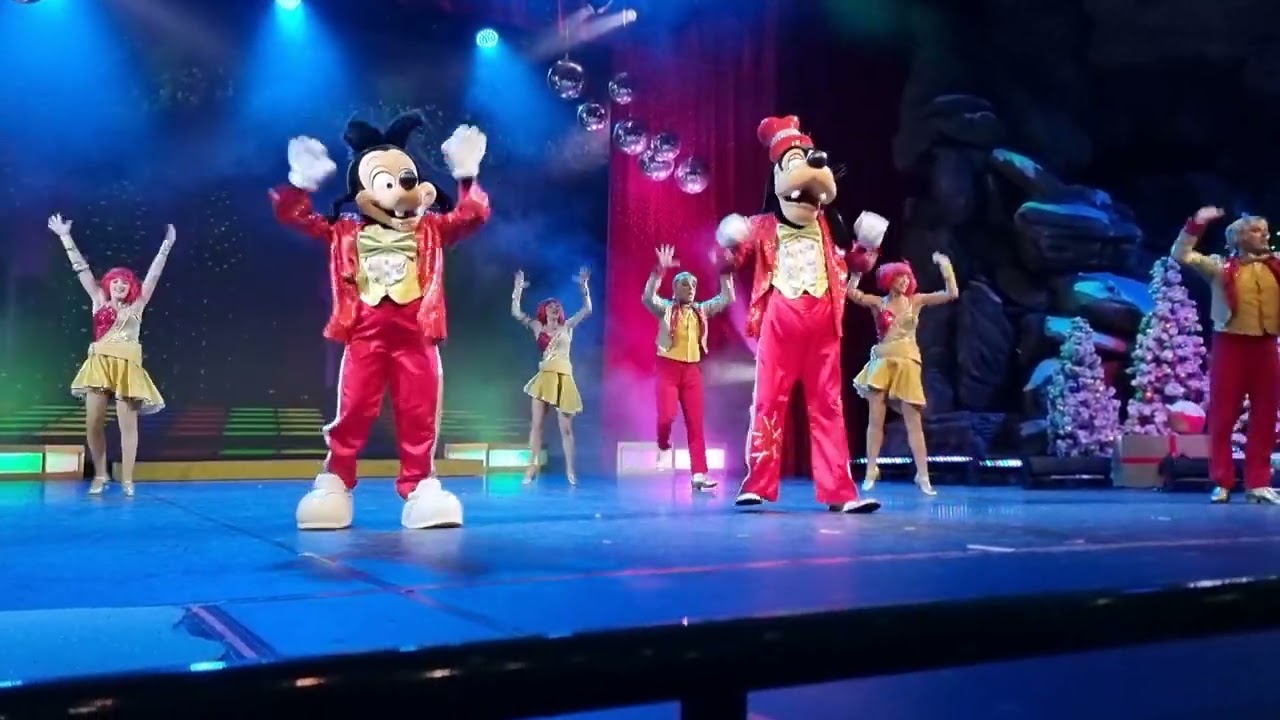 Watch Out for Goofy! - Mickey's Fun Disco Party @ Disneyland Paris New Year's Eve Party 2022