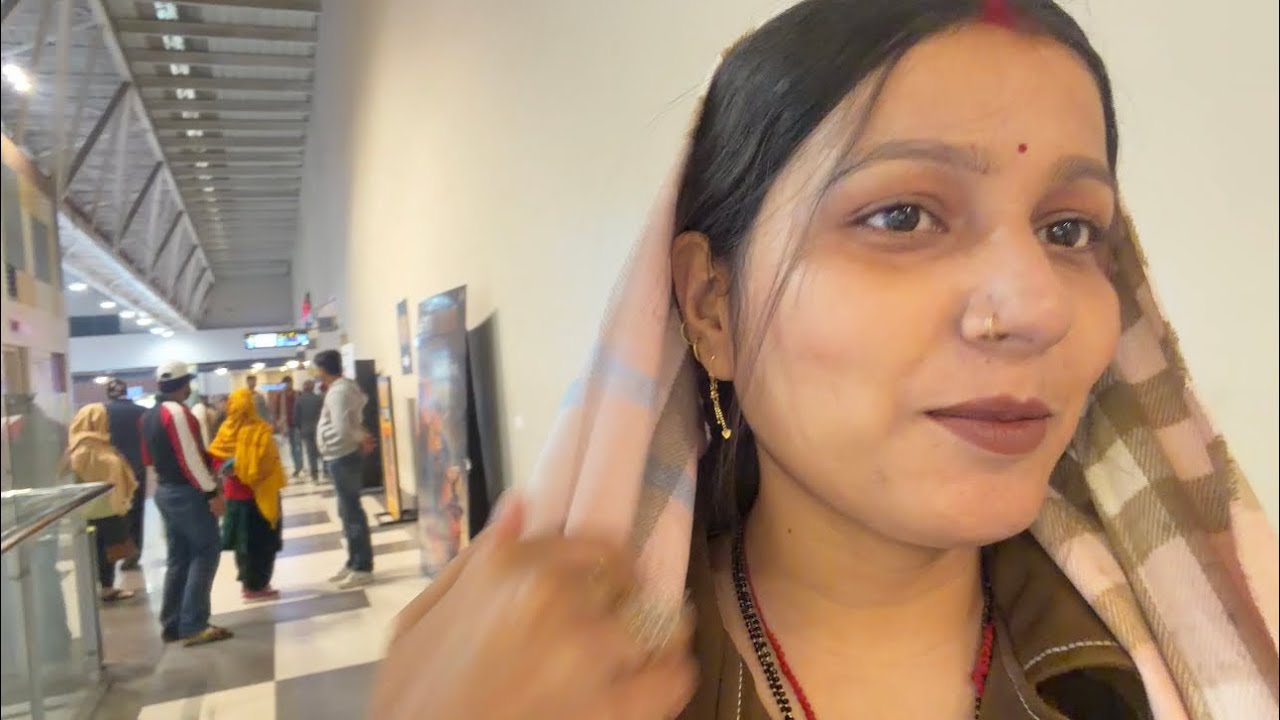 फ़ैमिली के साथ गए मूवी देखने ||