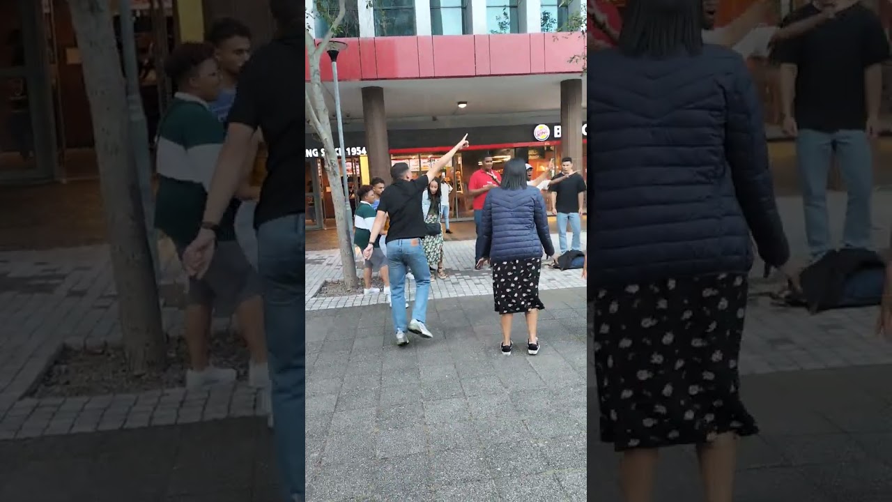 SOUTH AFRICAN CHOIR  SINGS ON THE STREETS OF CAPE TOWN!