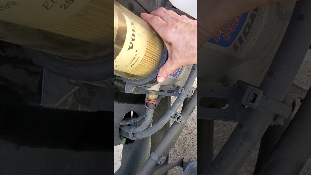 Как заменить топливный фильтр-отделитель воды в грузовике Volvo