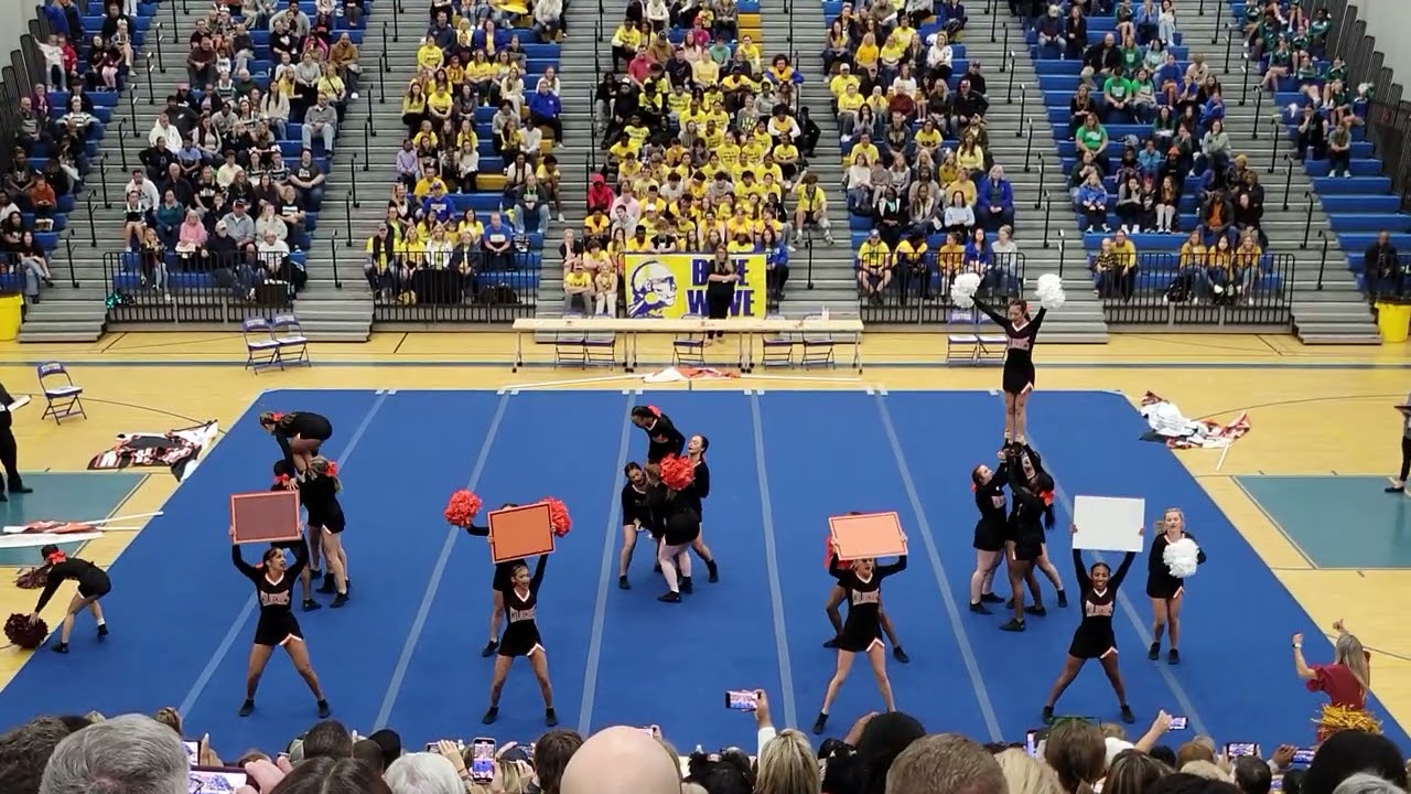Mountain View High School at Commonwealth District Cheerleading Competition 2023