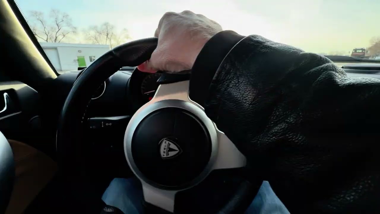 Прокатился на Tesla Roadster 2010 года выпуска.