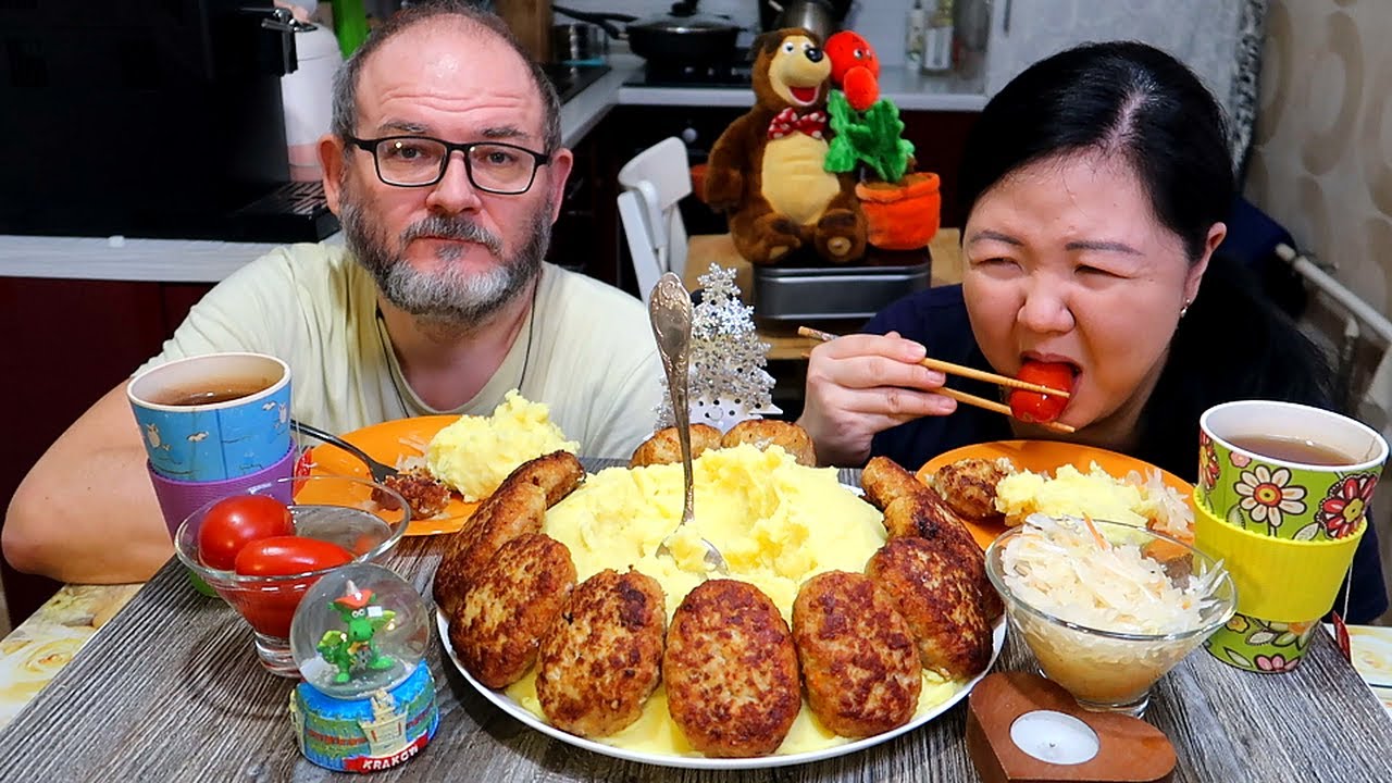 Мукбанг Котлеты с пюрешкой / В чем суперсила брат? / Mukbang Cutlets with mashed potatoes