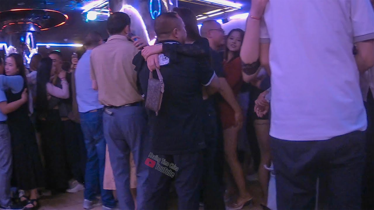 2025.08.19Dancing with beauties, revealing the after-get off work life of Chongqing men