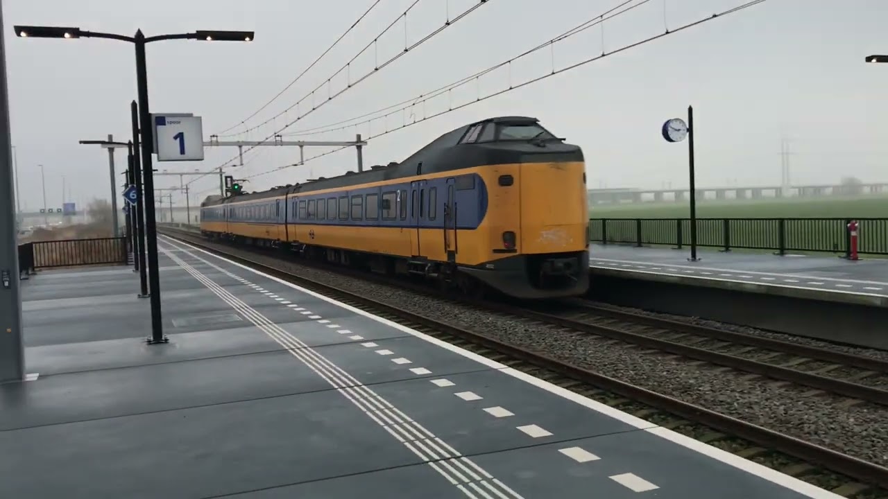 Treinen op Station Lansingerland-Zoetermeer