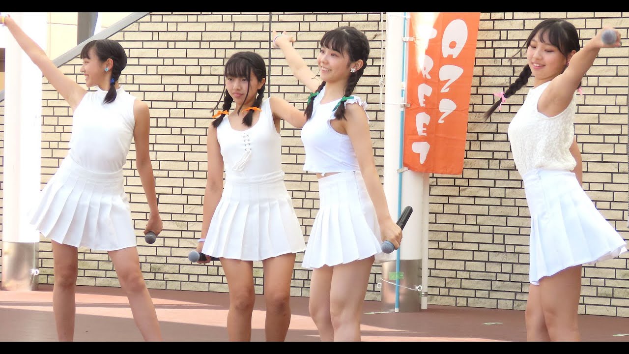 【アイドル】白い衣装の眩しいアイドルグループ