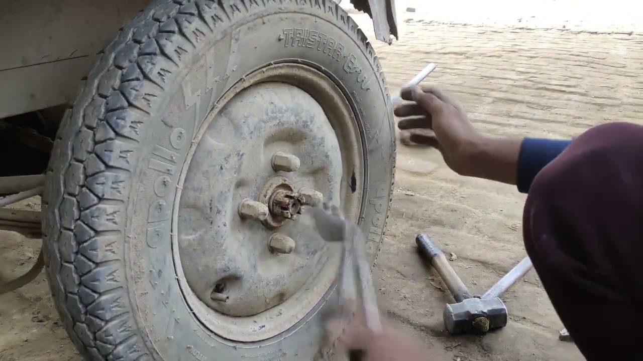 Chakka kese khola jata hai ||how to open back e rickshaw wheel ||rickshaw mistri 