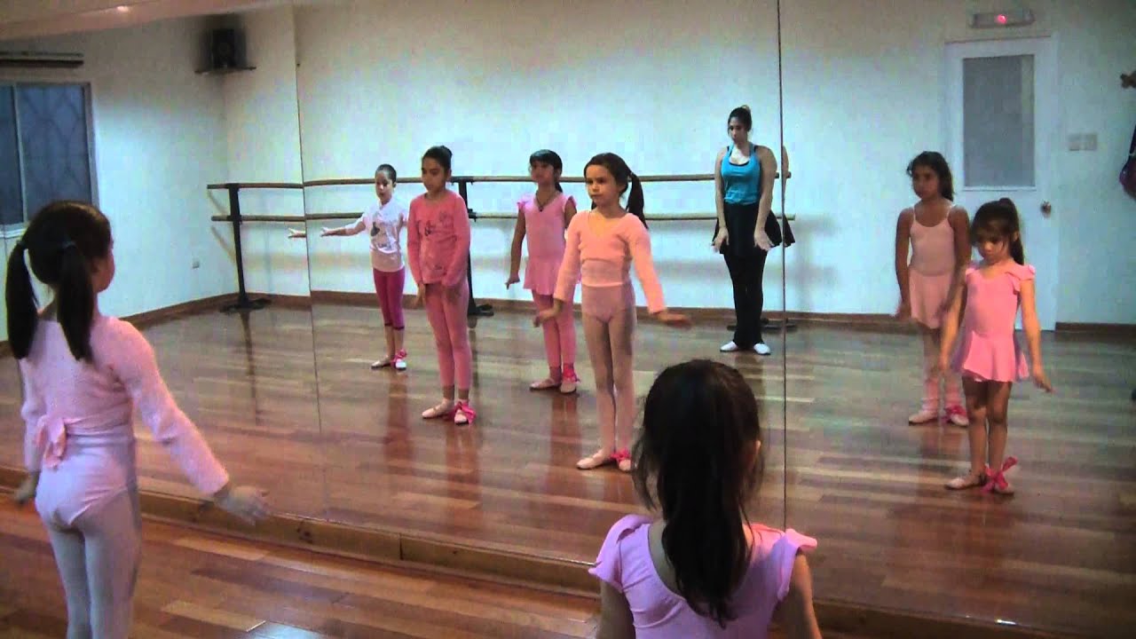 Ejercicio de clases de Ballet inicial infantil.