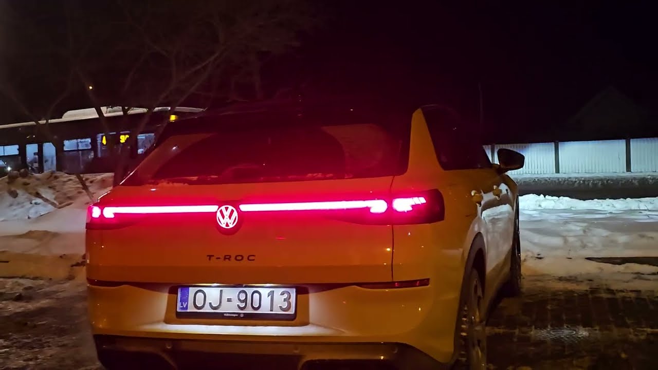 Jaunais Volkswagen T-Roc modelis 2026 gada jau Latvijā — nakts aizmugurējās gaismas. Kā tev patīk?