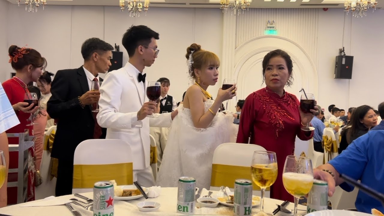 Đi đám cưới hai cháu Hữu Huy và Minh Thi  - Con anh chị hàng xóm , ở nhà hàng Bạch Kim 