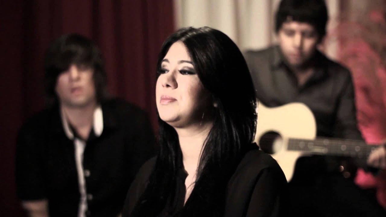 EN LA CRUZ - HILLSONG  (Laura Rojas cover acustico)