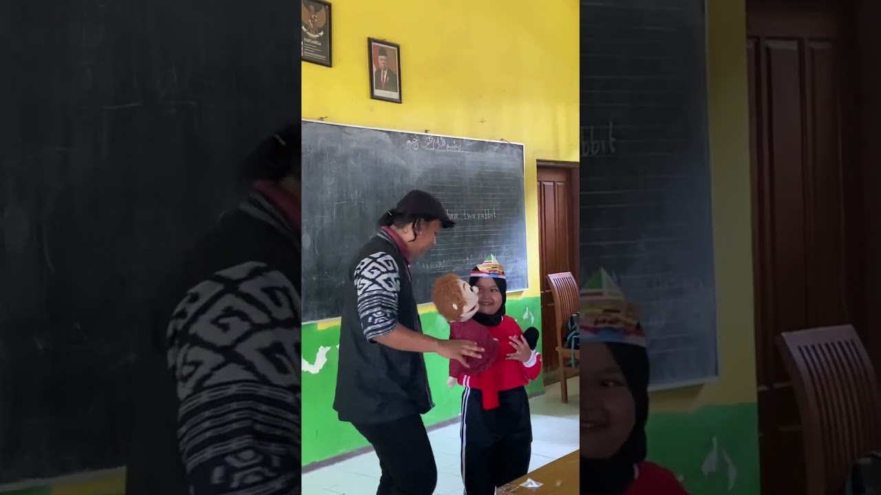 Sekilas cara memainkan boneka tangan
