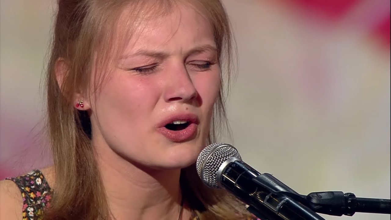 Ten śpiew i ta gra na fortepianie załatwiły jej owację na stojąco! [Mam Talent!]