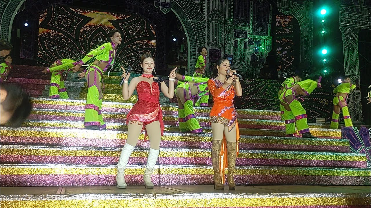 A Colorful Thai Dance Show That Attracted a Huge Crowd